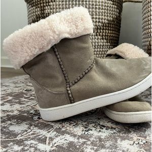 Women’s Uggs size 7.5